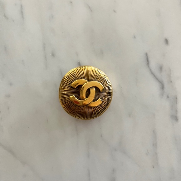 CHANEL round classic brooch - Picture 1 of 2